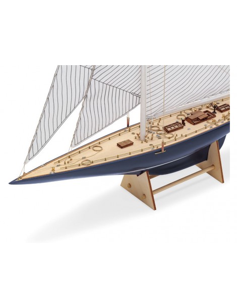 AMATI Endeavour 1934 1:80 with a finished hull