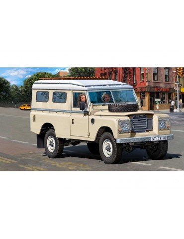 Revell Land Rover Series III LWB Commercial (1:24)