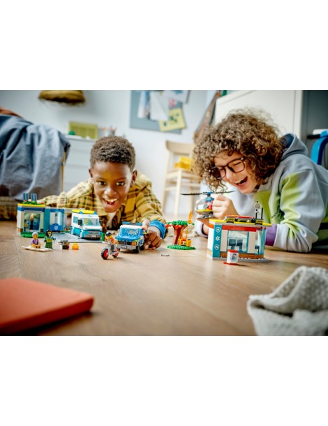 LEGO City - Emergency Vehicles HQ